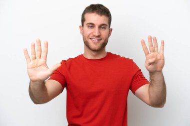 Beyaz arka planda izole edilmiş beyaz tenli genç dokuz parmaklı sayıyor.