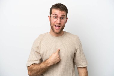 Beyaz arka planda yalıtılmış beyaz yüzlü genç beyaz bir adam.