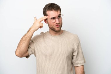 Beyaz arka planda izole edilmiş genç beyaz adam intihar jesti yapmada sorun yaşıyor.