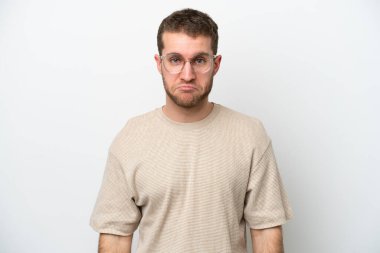 Beyaz arka planda hüzünlü bir ifadeyle izole edilmiş genç beyaz bir adam.