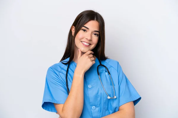白い背景に孤立した若いブラジル人看護師の女性笑顔 — ストック写真