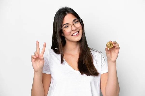 Jeune Femme Brésilienne Tenant Bitcoin Isolé Sur Fond Blanc Souriant — Photo