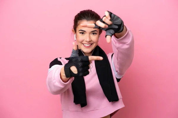 Young Sport Brazilian Woman Isolated Pink Background Focusing Face Framing — ストック写真