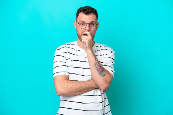 Young Brazilian Man Isolated Blue Background Surprised Shocked While Looking — ストック写真