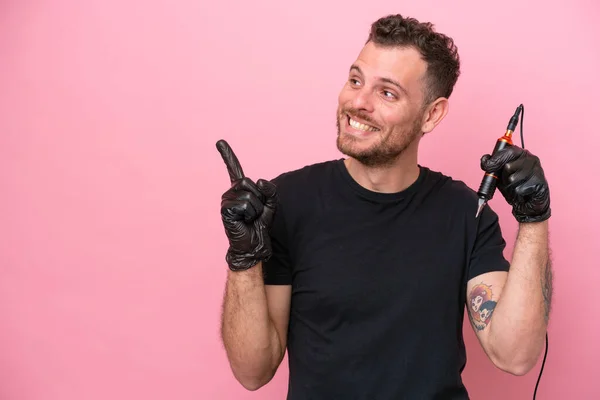 Tattoo Artist Brazilian Man Isolated Pink Background Intending Realizes Solution — 스톡 사진