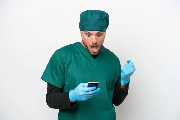 Chirurg Brasilianischer Mann Grüner Uniform Isoliert Auf Weißem Hintergrund Überrascht — Stockfoto
