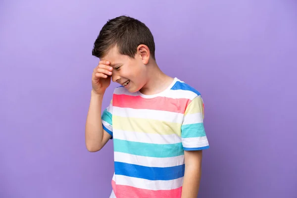 Niño Aislado Sobre Fondo Púrpura Riendo —  Fotos de Stock