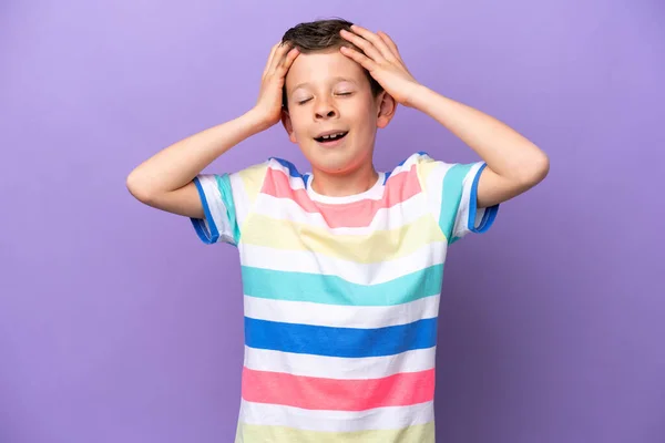 Kleiner Junge Auf Violettem Hintergrund Lacht — Stockfoto