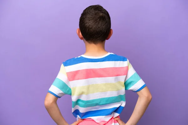 一个背向紫色背景的小男孩 — 图库照片
