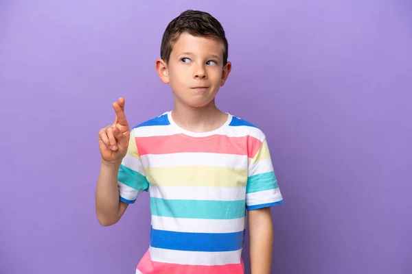 Niño Aislado Sobre Fondo Púrpura Con Los Dedos Cruzando Deseando — Foto de Stock