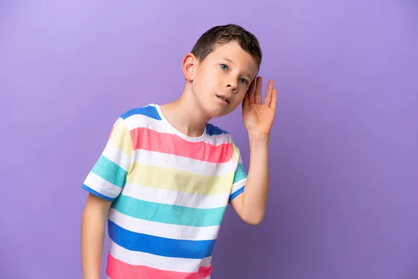 Niño Aislado Sobre Fondo Púrpura Escuchando Algo Poniendo Mano Oreja —  Fotos de Stock