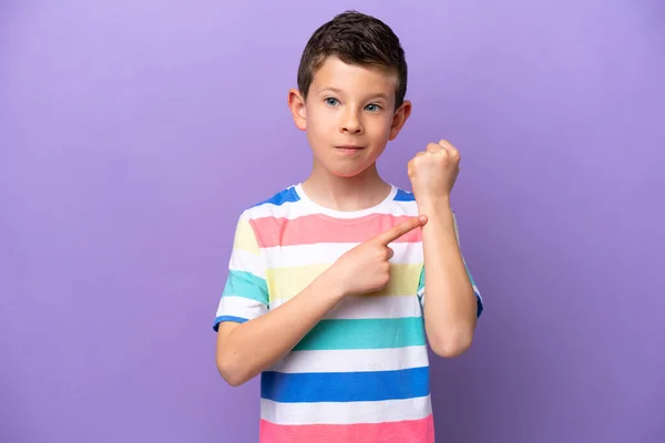 一个被紫色背景隔离的小男孩做了个迟到的手势 — 图库照片