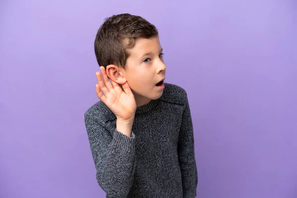 Kleiner Junge Isoliert Auf Violettem Hintergrund Hört Etwas Indem Die — Stockfoto