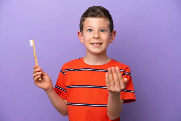 Μικρό Αγόρι Βουρτσίζει Δόντια Απομονώνονται Μωβ Φόντο Καλώντας Έρθει Χέρι — Φωτογραφία Αρχείου