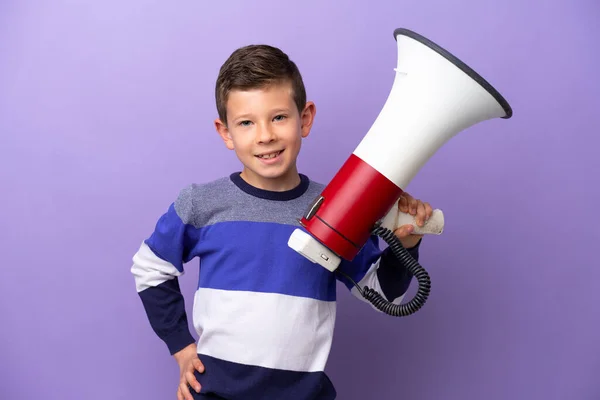 Niño Aislado Sobre Fondo Púrpura Sosteniendo Megáfono Pensando —  Fotos de Stock