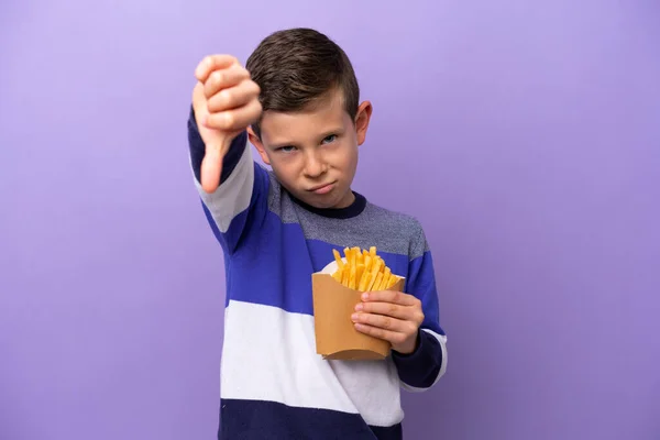 Niño Sosteniendo Chips Fritos Aislados Sobre Fondo Púrpura Mostrando Pulgar —  Fotos de Stock