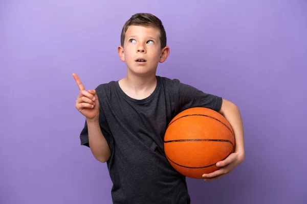 Niño Jugando Baloncesto Aislado Sobre Fondo Púrpura Pensando Una Idea —  Fotos de Stock