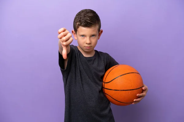 Niño Jugando Baloncesto Aislado Sobre Fondo Púrpura Mostrando Pulgar Hacia — Foto de Stock
