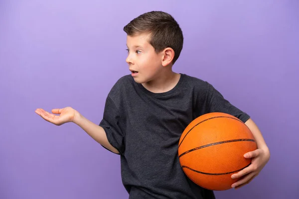 Kleiner Junge Spielt Basketball Isoliert Auf Violettem Hintergrund Mit Überraschendem — Stockfoto