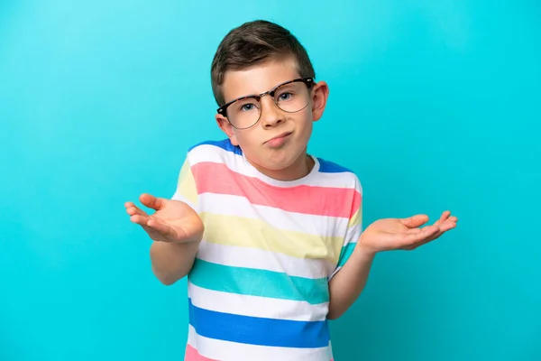 Niño Aislado Sobre Fondo Azul Con Gafas Dudas —  Fotos de Stock