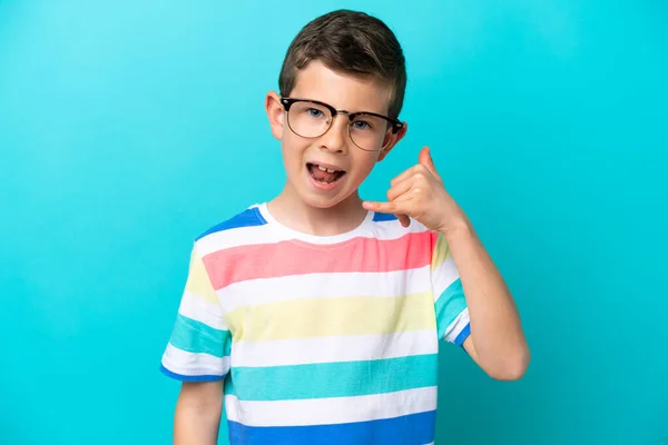 Niño Aislado Sobre Fondo Azul Con Gafas Haciendo Gesto Del —  Fotos de Stock