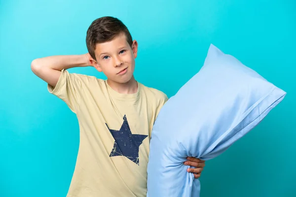 Niño Pijama Aislado Sobre Fondo Azul Que Tiene Dudas —  Fotos de Stock