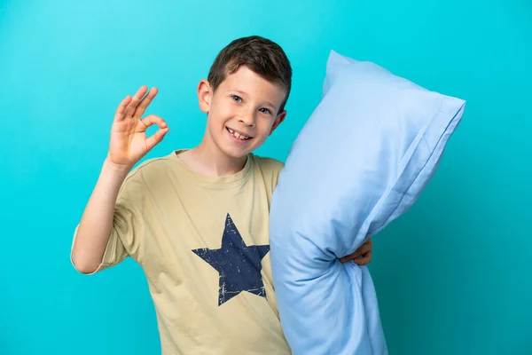 Petit Garçon Pyjama Isolé Sur Fond Bleu Montrant Signe Avec — Photo