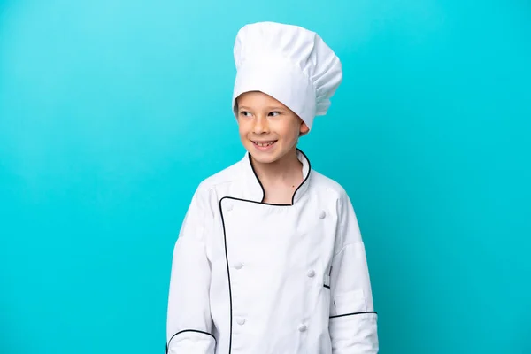 Piccolo Chef Ragazzo Isolato Sfondo Blu Cercando Lato — Foto Stock