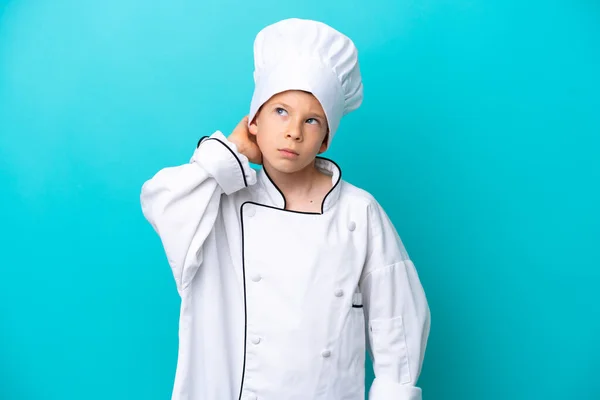 Piccolo Chef Ragazzo Isolato Sfondo Blu Avendo Dubbi — Foto Stock