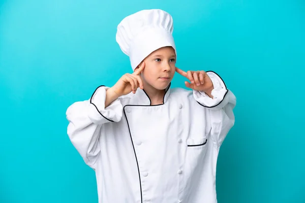 Piccolo Chef Ragazzo Isolato Sfondo Blu Avendo Dubbi Pensando — Foto Stock