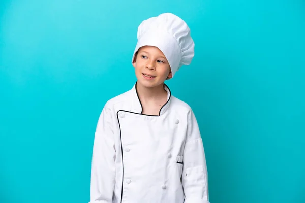 Piccolo Chef Ragazzo Isolato Sfondo Blu Guardando Lato Sorridendo — Foto Stock