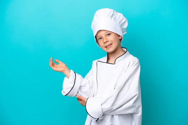 Piccolo Chef Ragazzo Isolato Sfondo Blu Che Estende Mani Lato — Foto Stock