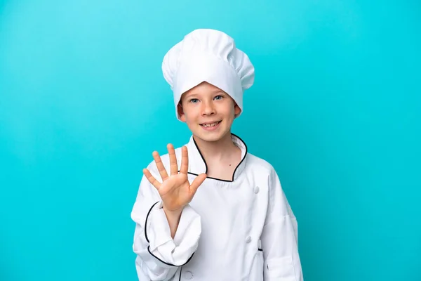 Piccolo Chef Ragazzo Isolato Sfondo Blu Contando Cinque Con Dita — Foto Stock