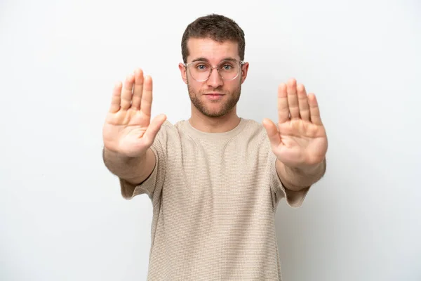 Νεαρός Καυκάσιος Άνδρας Απομονωμένος Λευκό Φόντο Κάνοντας Χειρονομία Στοπ Και — Φωτογραφία Αρχείου