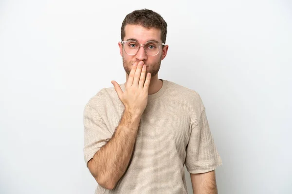 Νεαρός Καυκάσιος Άνδρας Απομονωμένος Λευκό Φόντο Που Καλύπτει Στόμα Χέρι — Φωτογραφία Αρχείου