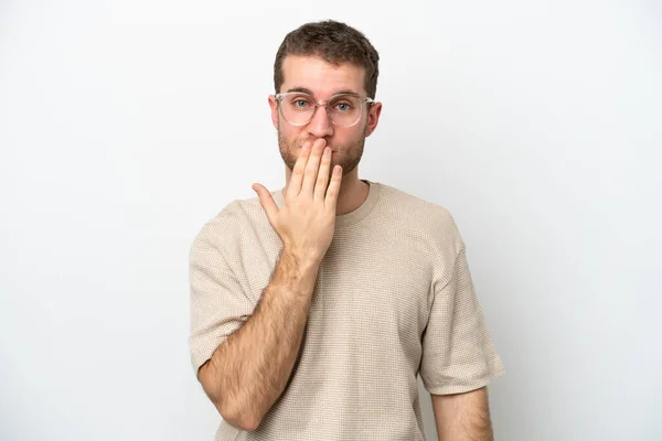 Jonge Blanke Man Geïsoleerd Witte Achtergrond Bedekken Mond Met Hand — Stockfoto