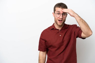 Beyaz arka planda izole genç beyaz adam bir şey fark etti ve çözüm niyetinde