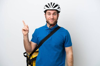 Beyaz arka planda izole edilmiş termal sırt çantalı beyaz bir adam işaret parmağıyla işaret etmek harika bir fikir.