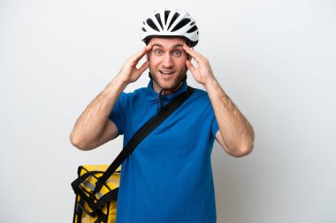 Beyaz arka planda termal sırt çantalı beyaz bir adam, sürpriz bir ifadeyle izole edilmiş.