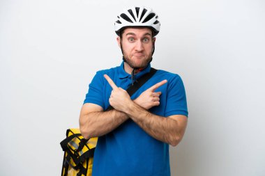 Beyaz arka planda izole edilmiş termal sırt çantalı beyaz bir adam.