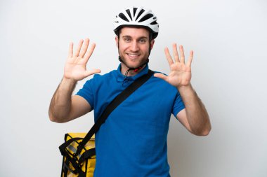 Beyaz arka planda termal sırt çantalı beyaz tenli genç beyaz adam parmaklarıyla 10 'a kadar sayıyor.