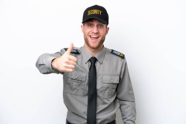 Beyaz arka planda izole edilmiş genç bir güvenlik görevlisi. Başparmakları havada. Çünkü iyi bir şey oldu.