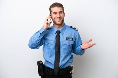 Beyaz arka planda izole edilmiş genç bir beyaz adam cep telefonuyla sohbet ediyor.