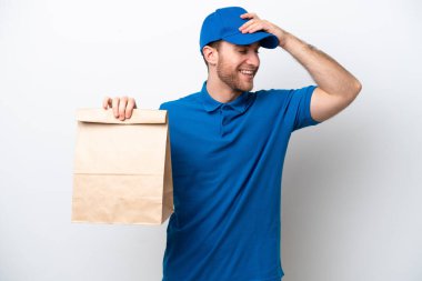 Beyaz arka planda izole edilmiş beyaz bir adam çok gülümsüyor.