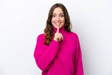 Beyaz arka planda izole edilmiş beyaz bir kadın sessiz bir jest işareti gösteriyor. Parmağını ağzına sokuyor.