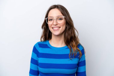 Beyaz arka planda izole edilmiş beyaz tenli, neşeli yüzlü genç bir kadın.