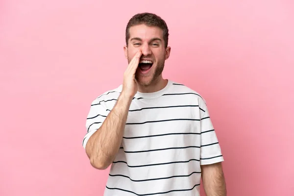 Young Caucasian Man Isolated Pink Background Shouting Mouth Wide Open — Stock Photo, Image