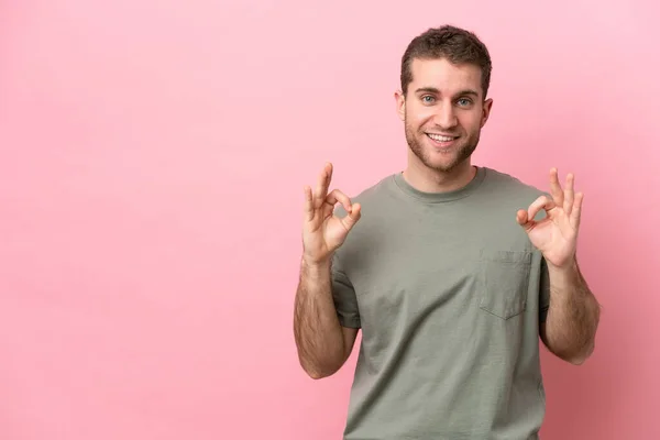 Jonge Blanke Man Geïsoleerd Roze Achtergrond Tonen Teken Met Twee — Stockfoto