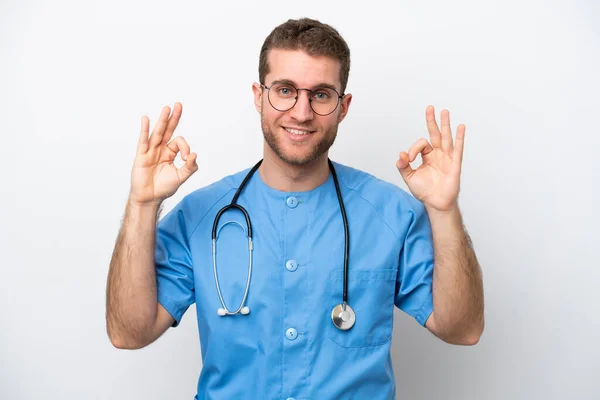 年轻的外科医生 白人背景的高加索人 手部有一个好的标志 — 图库照片
