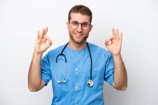 Joven Cirujano Médico Caucásico Aislado Sobre Fondo Blanco Mostrando Signo — Foto de Stock